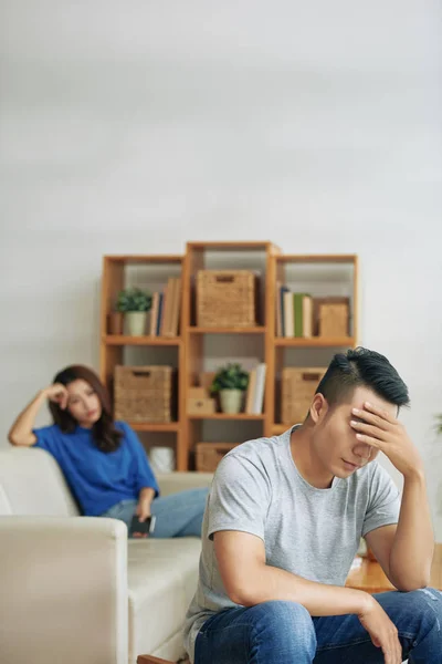 沮丧的亚洲人与女朋友在背景下坐在深悲伤有沟通问题的关系 — 图库照片