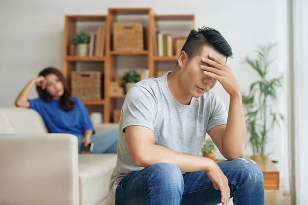 沮丧的亚洲人与女朋友在背景下坐在深悲伤有沟通问题的关系 — 图库照片