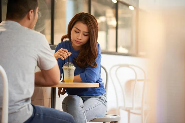 Jonge Vrouw Zoek Vervelen Tijdens Het Mengen Van Drankje Met — Stockfoto