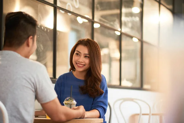 Ganska Asiatiska Kvinna Sitter Med Mannen Cafeteria Har Uppfriskande Drycker — Stockfoto