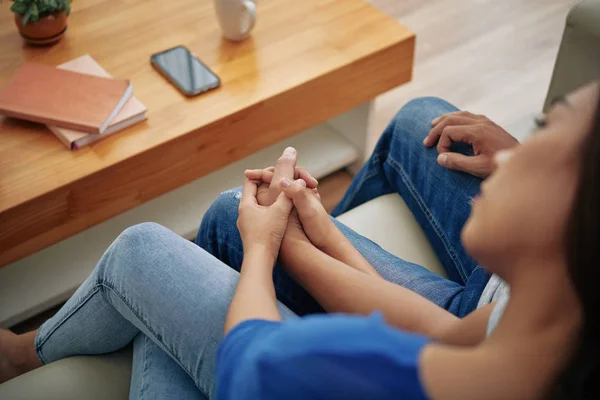 Gewas Schot Van Bovenaf Van Verliefde Paar Zittend Bank Hand — Stockfoto