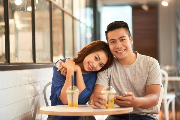 Mooie Jonge Aziatische Vrouw Man Zit Cafetaria Aan Tafel Met — Stockfoto