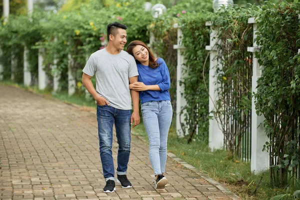 Amar Joven Pareja Asiática Cogida Mano Caminar Por Camino Parque — Foto de Stock