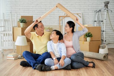 Neşeli Asya Aile çatı karton kutu kafalarının üzerinde yapma. 