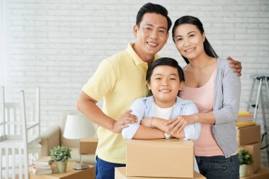 Sevimli Asya Aile ambalaj kutuları ile yeni daire 