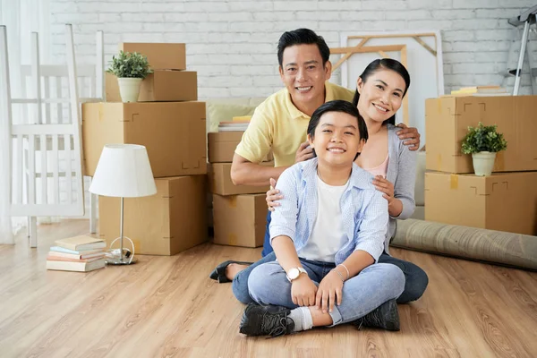 Adorabile Famiglia Asiatica Nuovo Appartamento Con Scatole — Foto Stock