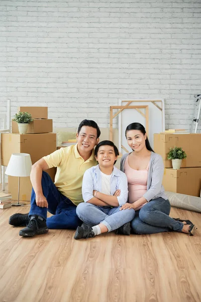 ボックスで新しいアパートに愛らしいアジア家族 — ストック写真