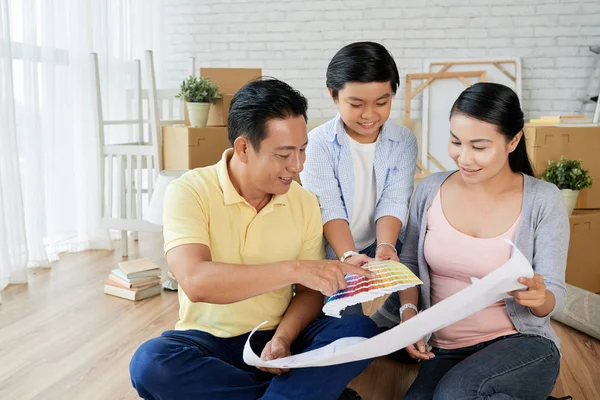 Lycklig Asiatisk Familj Att Välja Färger För Väggar Målning — Stockfoto