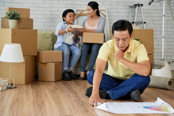 Homem Asiático Concentrado Sentado Posição Lótus Chão Novo Apartamento Estudando — Fotografia de Stock