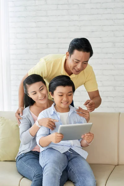 Mencintai Keluarga Ruang Tamu Yang Nyaman Meramban Tablet Digital — Stok Foto