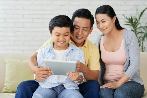 Familie Van Drie Bladeren Digitale Tablet — Stockfoto