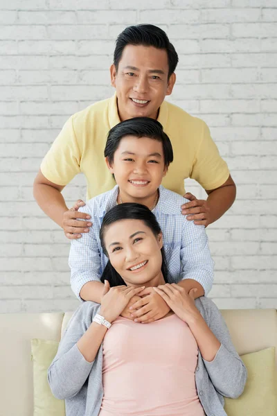 Adorable Familia Asiática Mirando Cámara Con Sonrisas Dientes —  Fotos de Stock