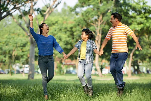 Joyful Asiatisk Familj Hoppa Luften Grön Offentlig Park — Stockfoto