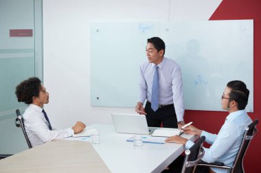 Tablo ve laptop ile oda ofis içinde oturum beyin fırtınası sahip arkadaşları 