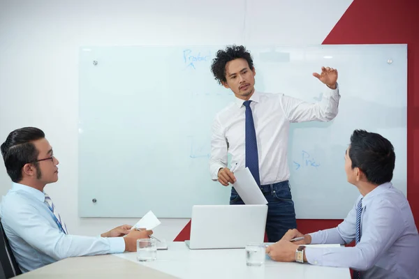 Vietnamese Financial Managers Discussing Strategy — Stock Photo, Image