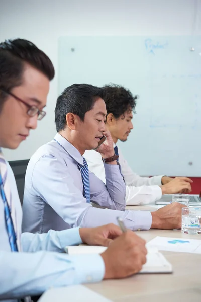 Asiatiske Forretningsmenn Leser Dokumenter Ringer Telefon – stockfoto