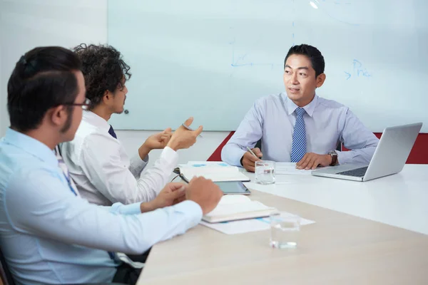 Asian Coworkers Having Brainstorming Session Office Room Table Laptop — Stock Photo, Image