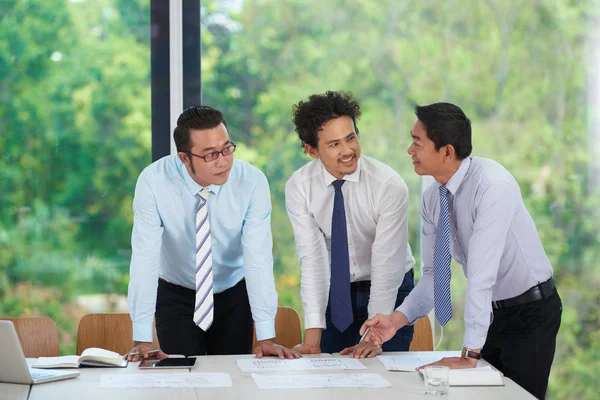 Lachende Aziatische Zakenmensen Werken Bij Diagrammen Grafieken — Stockfoto