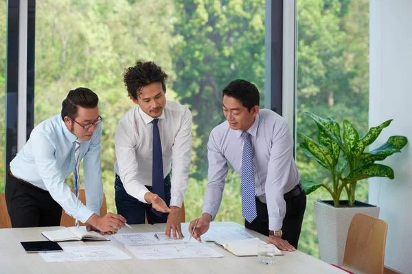 Asiatische Unternehmer Arbeiten Bei Treffen Mit Dokumenten — Stockfoto