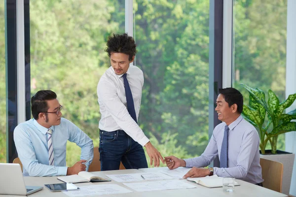 Asian Financial Managers Discussing Strategy Table Office — Stock Photo, Image