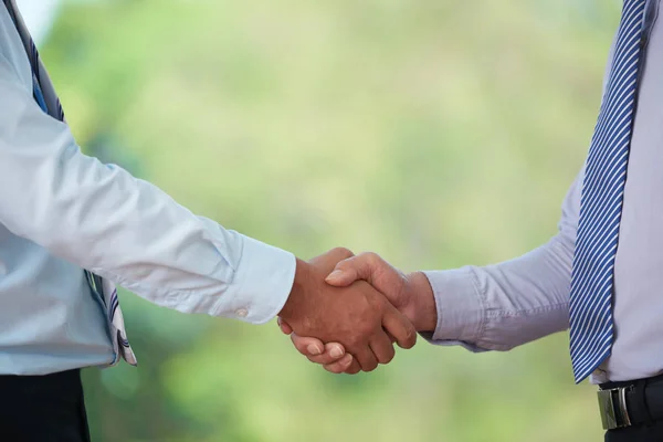 ビジネス契約 画像をトリミングして握手する人たち — ストック写真