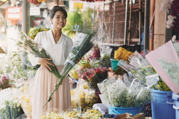 Mulher Asiática Bonita Compras Mercado Flores — Fotografia de Stock