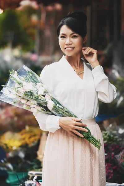 Portret Van Mooie Vietnamese Vrouw Met Boeket Bloemen — Stockfoto