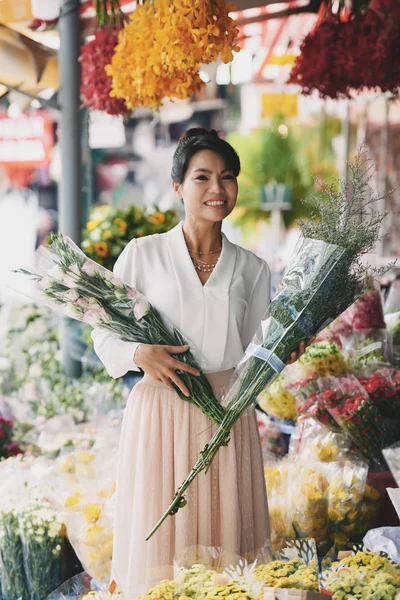 Щаслива Азіатка Купує Букети Квітковому Ринку — стокове фото