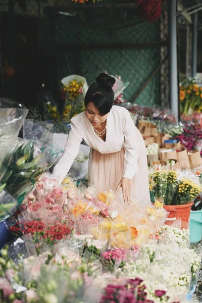 彼女の店で花を生ける美しい花屋 — ストック写真