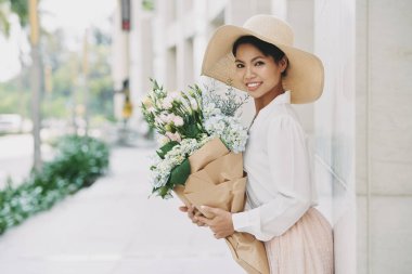 büyük buket çiçek güzel Vietnamca genç kadınla
