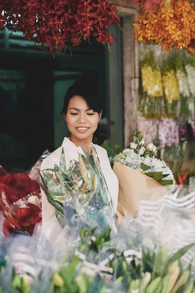 Florista Profissional Com Buquês Mercado — Fotografia de Stock