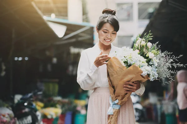 Zadowolony Bardzo Wietnamski Kobieta Patrząc Jej Ręce Bukiet Pięknych Kwiatów — Zdjęcie stockowe