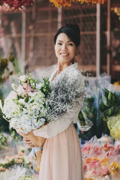 Sonriendo Bonita Mujer Asiática Sosteniendo Hermosas Flores — Foto de Stock