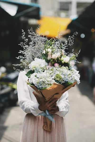 Mulher Escondida Atrás Enorme Buquê Belas Flores Primavera — Fotografia de Stock