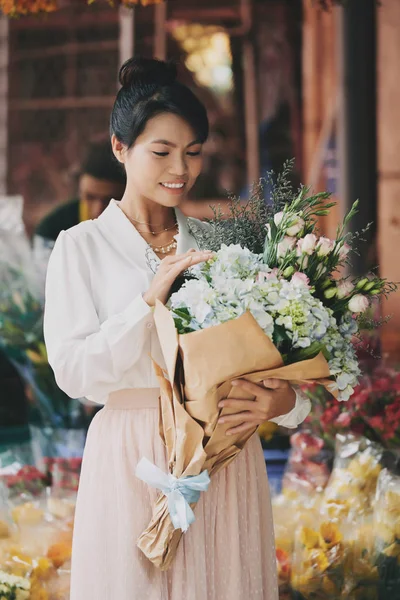 Uśmiechający Się Młoda Kobieta Patrząc Wielki Bukiet Pastelowych Kolorów Kwiatów — Zdjęcie stockowe