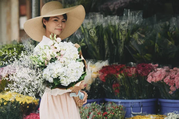 Encantadora Senhora Sorridente Com Flores Balcão Mercado — Fotografia de Stock