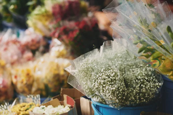 Různé Květiny Kbelících Místním Trhu Selektivní Ostření — Stock fotografie