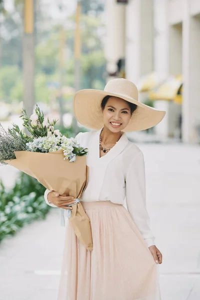 Bella Bella Donna Sorridente Abiti Leggeri Che Tiene Bouquet Fiori — Foto Stock