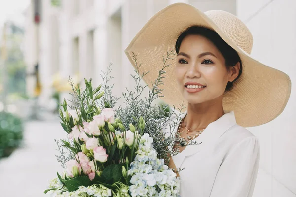 Attractive Young Asian Woman Summer Bouquet — Stock Photo, Image