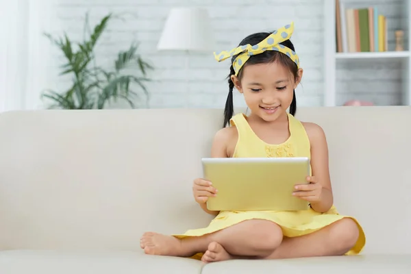Sorrindo Menina Asiática Lendo Algo Computador Tablet — Fotografia de Stock