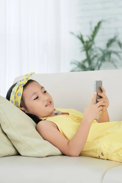 Menina Asiática Deitada Sofá Navegando Telefone Celular — Fotografia de Stock