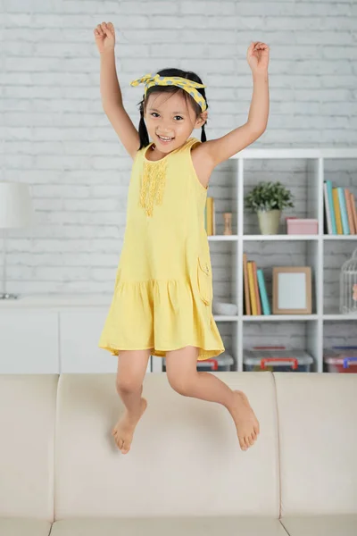 Menina Vietnamita Feliz Pulando Sofá Casa Quarto — Fotografia de Stock