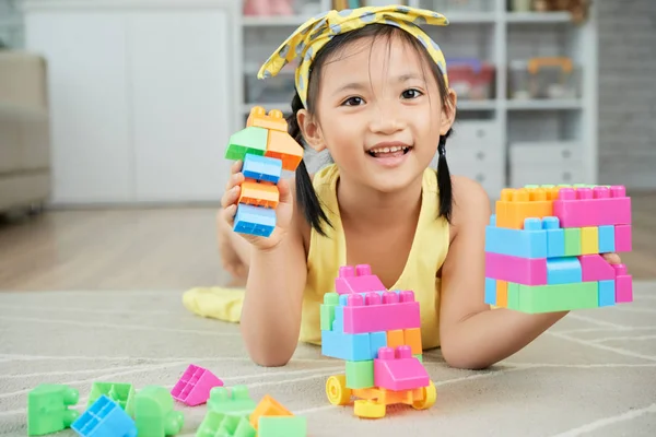 Menina Asiática Brincando Com Blocos Plástico Chão — Fotografia de Stock