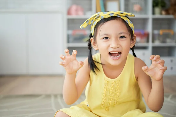 Douce Petite Fille Vietnamienne Faisant Visage Effrayant — Photo