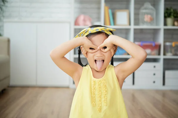 Niña Haciendo Gafas Con Las Manos Mostrando Lengua — Foto de Stock