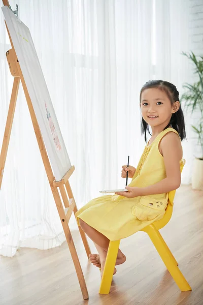 Веселая Маленькая Вьетнамская Девочка Наслаждается Картиной Комнате — стоковое фото