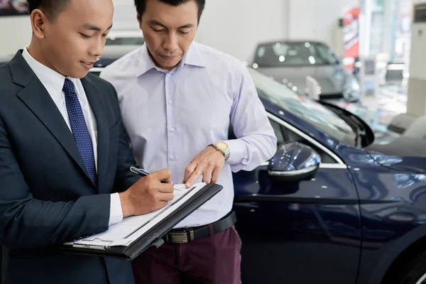 Asiatico Uomo Firma Fino Test Drive Car Dealer — Foto Stock