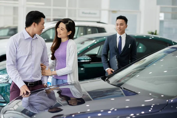 Pretty Asian Young Woman Asking Her Husband Buy New Car — Stock Photo, Image