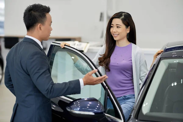 Vendedor Mostrando Carro Para Bela Jovem Mulher Asiática — Fotografia de Stock