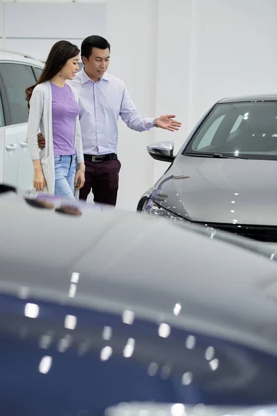 Asian Mężczyzna Jego Żona Omawiając Jaki Samochód Kupić — Zdjęcie stockowe